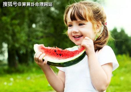 马栏山吃瓜少女,吃瓜少女的甜蜜成长