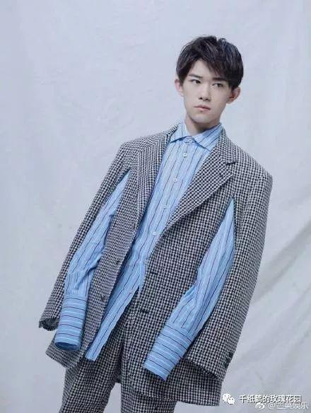 播放男明星零一的照片,光影交错，演绎不凡风采